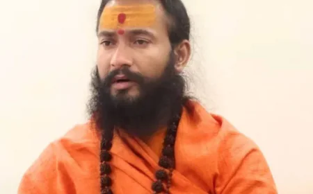 रात में बंद किया दूसरे महंत का कमरा, फिर देवानंद महाराज पर हमला... आरोपियों की गिरफ्तारी तक धरने पर संत