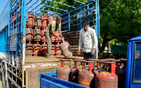 करोड़ों परिवारों को लगा बड़ा झटका, रातों-रात बढ़ गए रसोई गैस के दाम!"