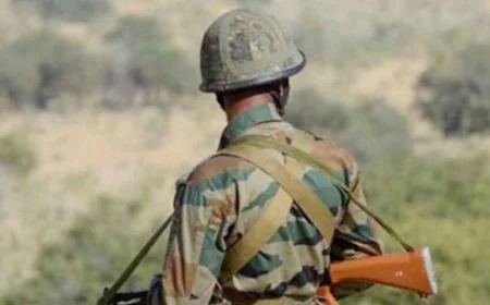"ड्यूटी पर लौट रहे जवान की रास्ते में बिगड़ी तबीयत, इलाज के दौरान मौत... सैन्य सम्मान से दी गई अंतिम विदाई"