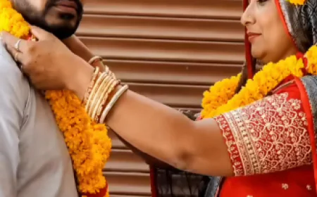 सास को दिल दे बैठा दामाद, कोर्ट में रचाई शादी... कहा- हमें स्वीकार करें और आशीर्वाद दें