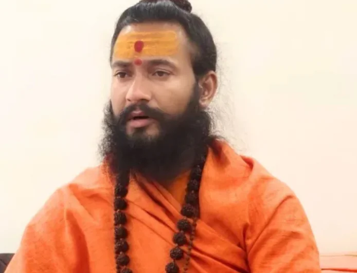 रात में बंद किया दूसरे महंत का कमरा, फिर देवानंद महाराज पर हमला... आरोपियों की गिरफ्तारी तक धरने पर संत