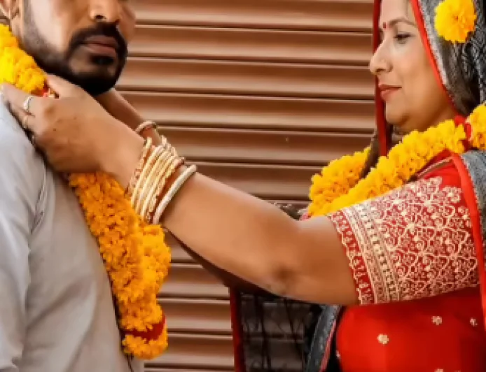 सास को दिल दे बैठा दामाद, कोर्ट में रचाई शादी... कहा- हमें स्वीकार करें और आशीर्वाद दें