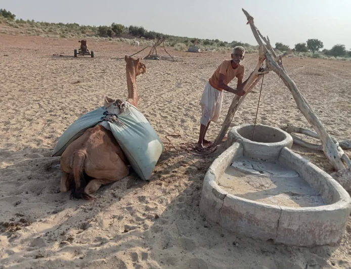 "डिजिटल इंडिया में मोबाइल नेटवर्क तक नहीं! बाड़मेर का ये गांव आज भी जी रहा है आदिम युग की ज़िंदगी"