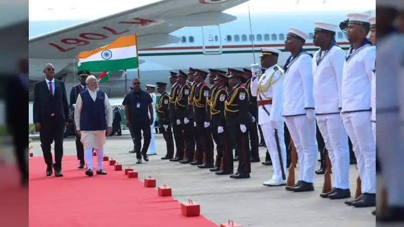 11 साल बाद सेशेल्स पहुंचे PM मोदी, राष्ट्रपति ने किया भव्य स्वागत