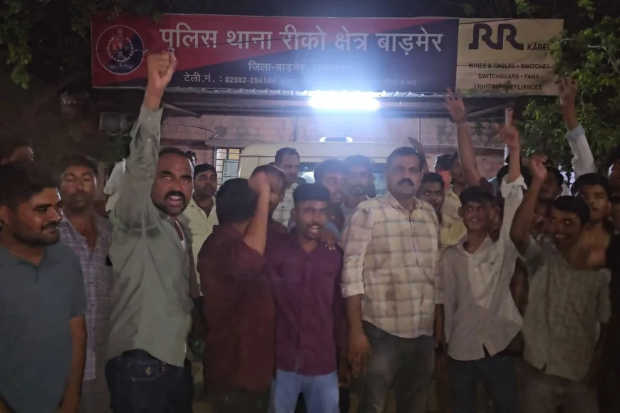 सरपंच प्रतिनिधि की गाड़ी पर हमले के विरोध में धरना, गिरफ्तारी की मांग पर अड़े ग्रामीण