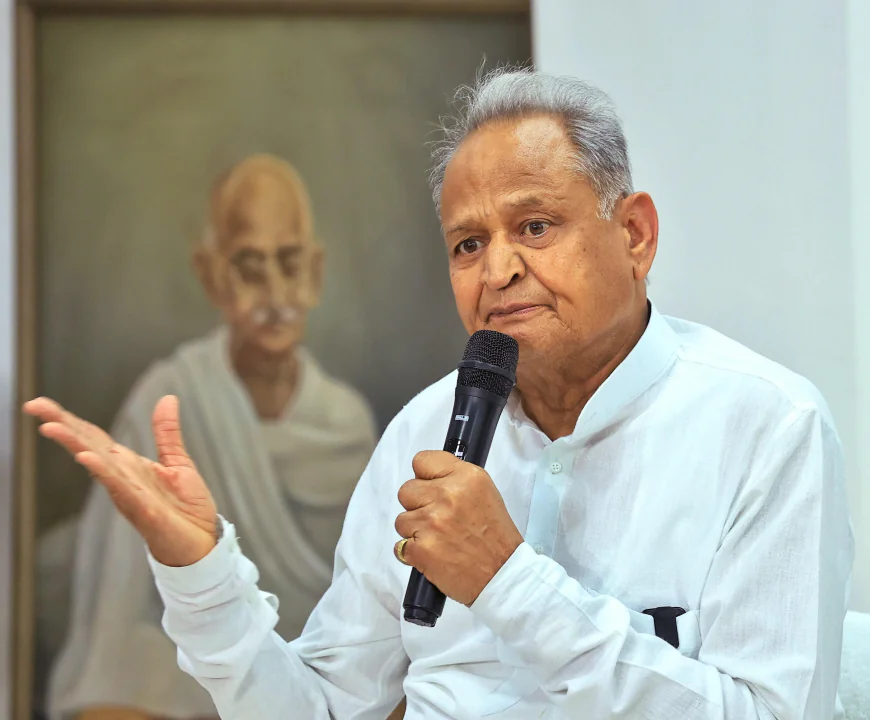 अशोक गहलोत का भजनलाल सरकार पर हमला: बोले- ‘भगवान करे 5 साल मुख्यमंत्री बने रहें, जनता खुद जवाब देगी’