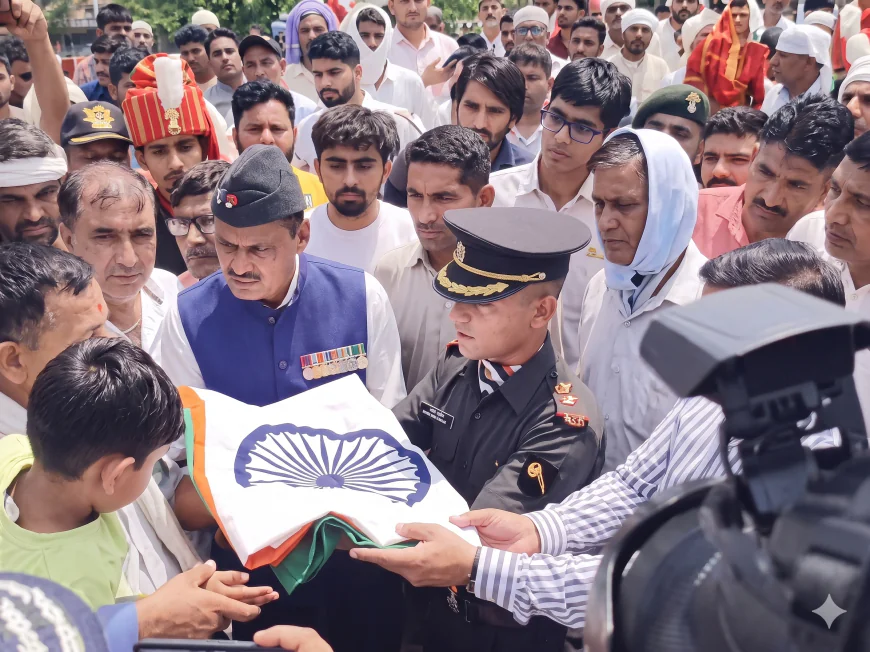 17 दिन के बेटे की खुशियां बनी मातम: सड़क हादसे में शहीद जवान का सैन्य सम्मान के साथ अंतिम संस्कार
