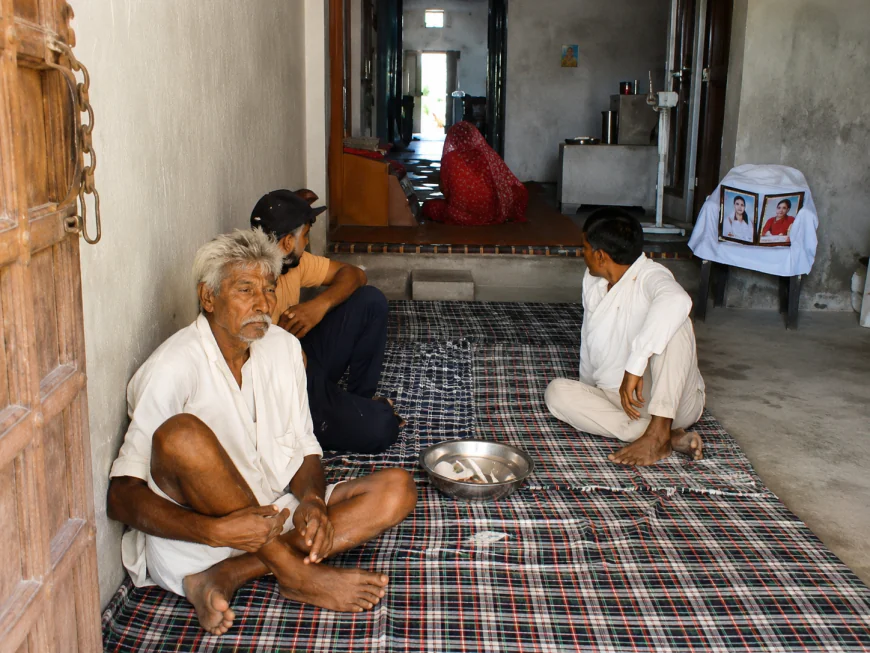 दो जिन्दा बेटियों को पिता ने किया ‘सामाजिक रूप से मृत’ घोषित, शोक पत्रिका छपवाकर रखी शोक सभा...पिता की मजबूरी या गलतफहमी...?