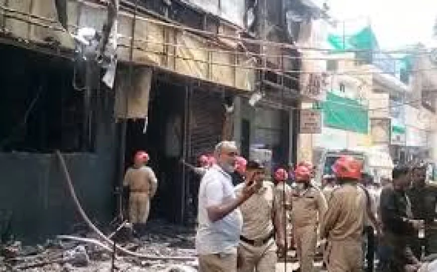 दिल्ली के मालवीय नगर के रेस्टोरेंट में भीषण आग... जान बचाने को खिड़कियों से कूदे लोग