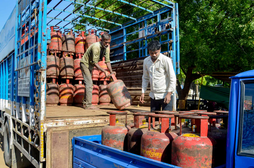 करोड़ों परिवारों को लगा बड़ा झटका, रातों-रात बढ़ गए रसोई गैस के दाम!"