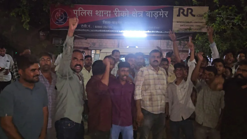 सरपंच प्रतिनिधि की गाड़ी पर हमले के विरोध में धरना, गिरफ्तारी की मांग पर अड़े ग्रामीण