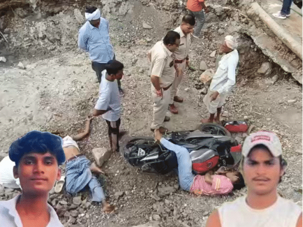 निर्माणाधीन पुल के पास 10 फीट गहरे गड्ढे में गिरी बाइक, रातभर तड़पते रहे दो दोस्त, सुबह मिले शव
