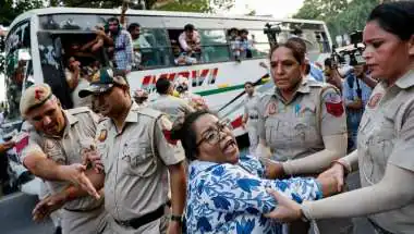 इंटरनेट बंद, 35 हजार जवान तैनात; ध्रुव राठी घर से तो दीपके फ्लाइट से डिटेन —केजरीवाल बोले, 'ये इमरजेंसी से भी बदतर!