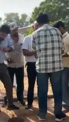 पिता की आंखों के सामने 1050 फीट गहरे बोरवेल में गिरा 9 साल का मासूम, 640 फीट पर फंसा, रेस्क्यू जारी